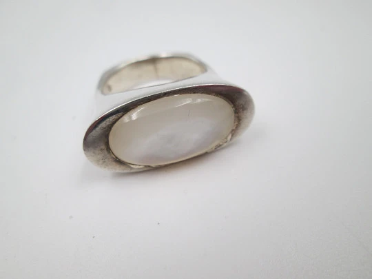 Women's ring. 925 sterling silver and nacre oval trim. Size 16. Europe. 1990's