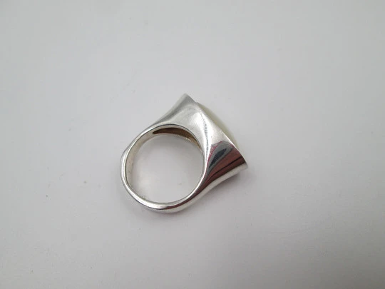 Women's ring. 925 sterling silver and nacre oval trim. Size 16. Europe. 1990's