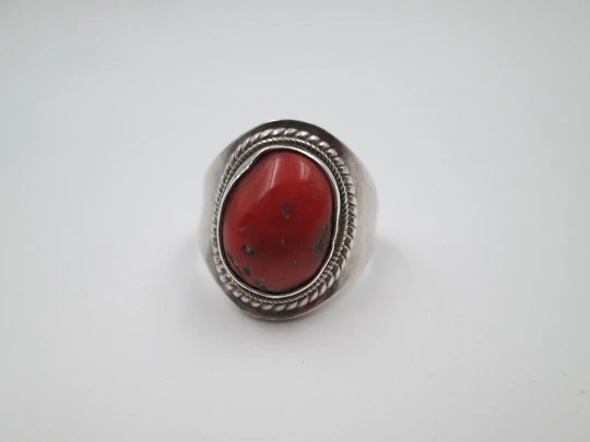 Women's ring. 925 sterling silver and red coral. Cord edge. Hallmarks. 1980's