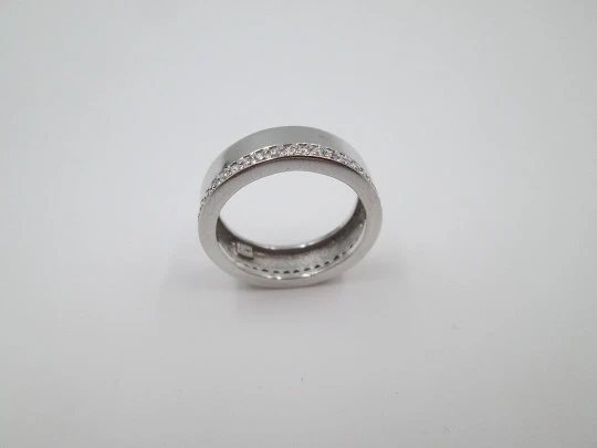 Women's ring. 925 sterling silver and white gems. 1990's. Europe