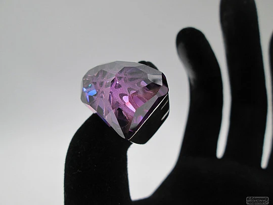 Women's ring. 925 sterling silver. Violet faceted gem. Spain. 1990's