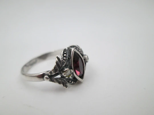 Women's ring. 925 sterling silver. Violet gem and white stones. Vegetable motifs. 1980's