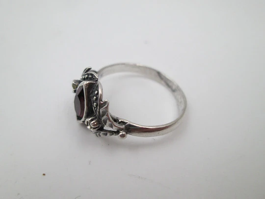 Women's ring. 925 sterling silver. Violet gem and white stones. Vegetable motifs. 1980's