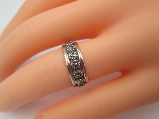 Women's ring. Sterling silver and gold details. Marcasite stones trims. Europe. 1980's