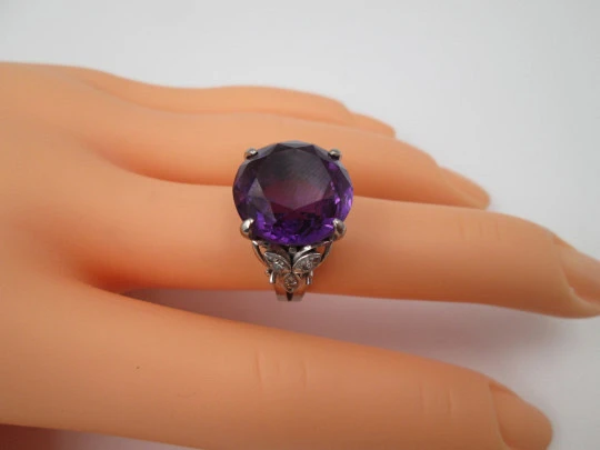 Women's ring. Sterling silver. Amethyst and white gems flowers. Europe. 2000's