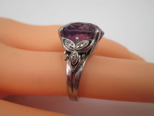 Women's ring. Sterling silver. Amethyst and white gems flowers. Europe. 2000's