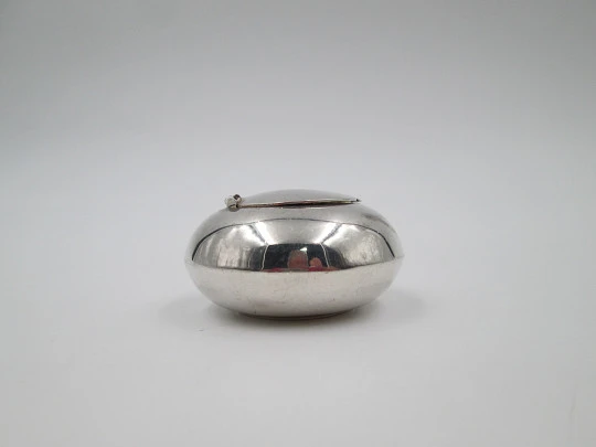 Women's round pillbox. 925 sterling silver. 1980's. Articulated top lid. Europe