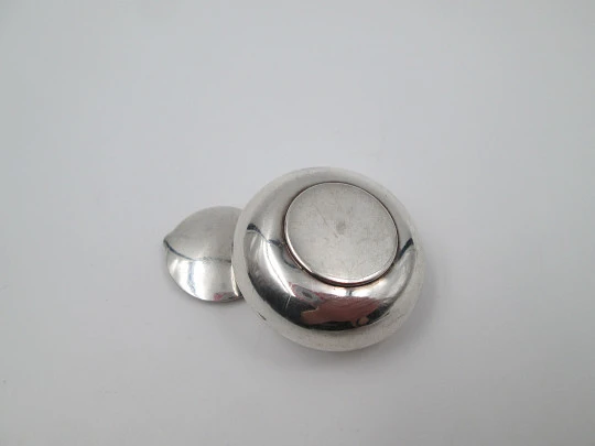 Women's round pillbox. 925 sterling silver. 1980's. Articulated top lid. Europe