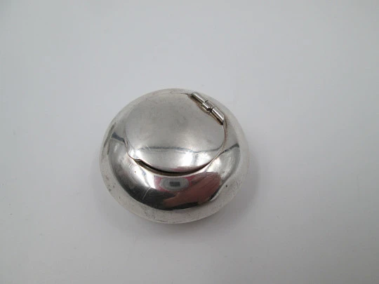 Women's round pillbox. 925 sterling silver. 1980's. Articulated top lid. Europe