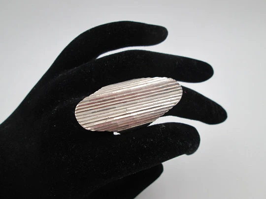 Women's shuttle ring with ribbed motifs. 925 sterling silver. Spain. 1980's