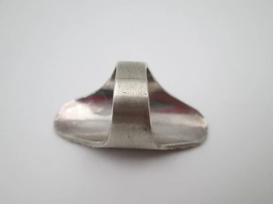 Women's shuttle ring with ribbed motifs. 925 sterling silver. Spain. 1980's