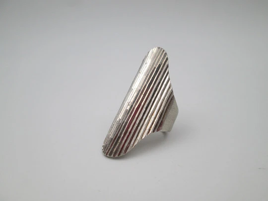 Women's shuttle ring with ribbed motifs. 925 sterling silver. Spain. 1980's