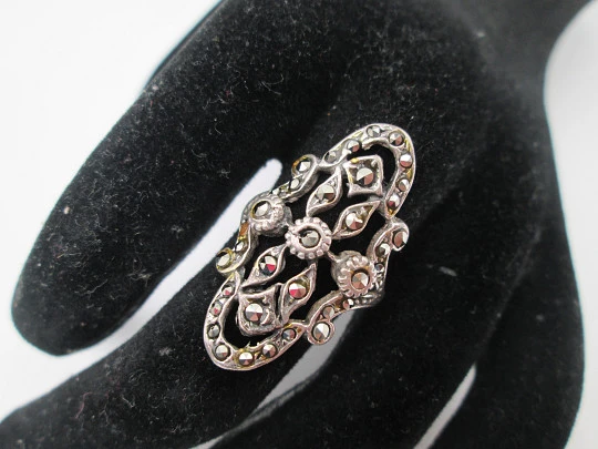 Women's shuttle ring. Sterling silver and marcasites. Openwork vegetable design. 1980's