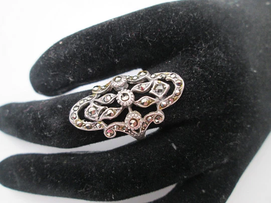 Women's shuttle ring. Sterling silver and marcasites. Openwork vegetable design. 1980's