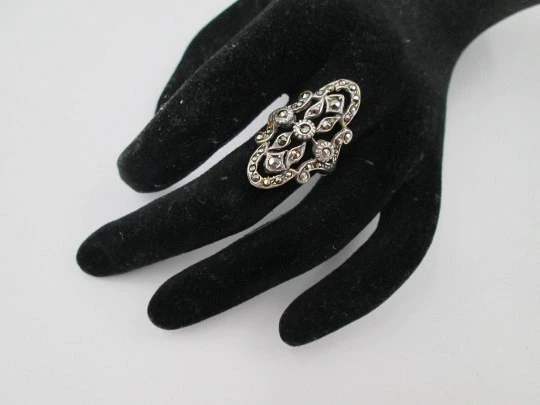 Women's shuttle ring. Sterling silver and marcasites. Openwork vegetable design. 1980's