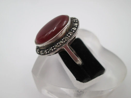 Women's shuttle ring. Sterling silver. Marcasite and oval garnet stone. 1980's. Europe