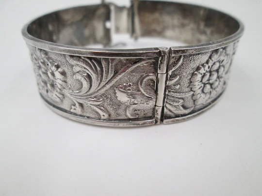Women's sterling silver bangle bracelet. Floral and vegetable motifs. Tab security clasp. 1980 Women's sterling silver bangle bracelet. Floral and vegetable motifs. Tab security clasp. 1980