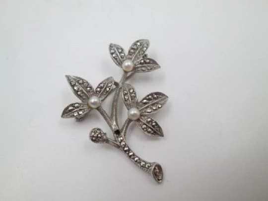 Women's sterling silver brooch. Branch with leaves. Marquesitas & pearls. 1950's
