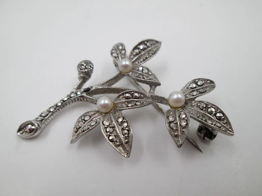 Women's sterling silver brooch. Branch with leaves. Marquesitas & pearls. 1950's