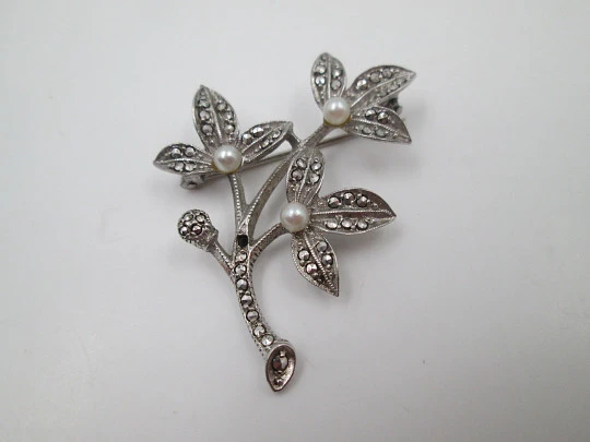 Women's sterling silver brooch. Branch with leaves. Marquesitas & pearls. 1950's