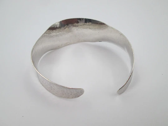 Women's wavy bangle / bracelet. 925 sterling silver. Hammer work. 1980