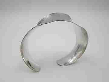 Women's wavy bangle / bracelet. 925 sterling silver. Hammer work. 1980
