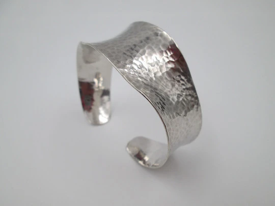 Women's wavy bangle / bracelet. 925 sterling silver. Hammer work. 1980