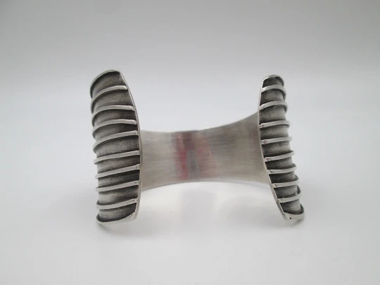 Women's wide bangle / bracelet. 925 sterling silver. Ribbed motifs on front. 1980's. Spain