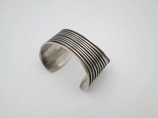 Women's wide bangle / bracelet. 925 sterling silver. Ribbed motifs on front. 1980's. Spain