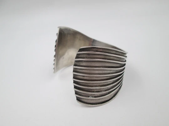 Women's wide bangle / bracelet. 925 sterling silver. Ribbed motifs on front. 1980's. Spain