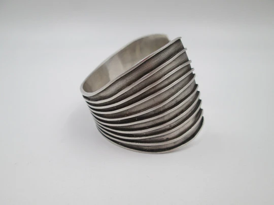 Women's wide bangle / bracelet. 925 sterling silver. Ribbed motifs on front. 1980's. Spain