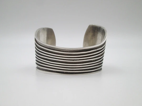 Women's wide bangle / bracelet. 925 sterling silver. Ribbed motifs on front. 1980's. Spain