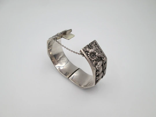 Women's wide bangle. Sterling silver. Daisies and eagles on high relief. Europe. 1970's Women's wide bangle. Sterling silver. Daisies and eagles on high relief. Europe. 1970's