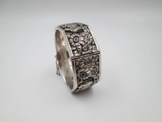 Women's wide bangle. Sterling silver. Daisies and eagles on high relief. Europe. 1970's Women's wide bangle. Sterling silver. Daisies and eagles on high relief. Europe. 1970's