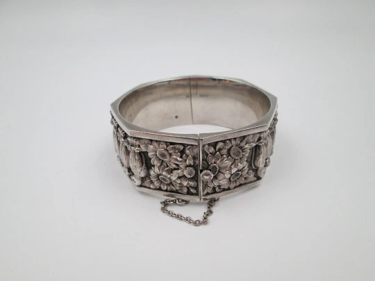 Women's wide bangle. Sterling silver. Daisies and eagles on high relief. Europe. 1970's Women's wide bangle. Sterling silver. Daisies and eagles on high relief. Europe. 1970's