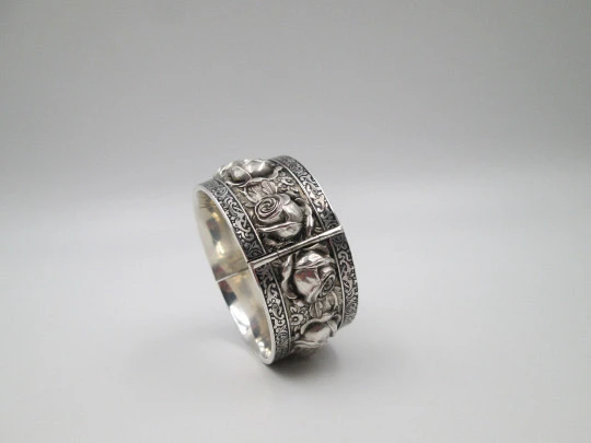 Women's wide bangle. Sterling silver. Roses on high relief and vegetable edge. Europe. 1970's Women's wide bangle. Sterling silver. Roses on high relief and vegetable edge. Europe. 1970's