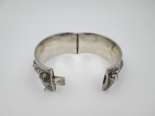 Women's wide bangle. Sterling silver. Roses on high relief and vegetable edge. Europe. 1970's Women's wide bangle. Sterling silver. Roses on high relief and vegetable edge. Europe. 1970's