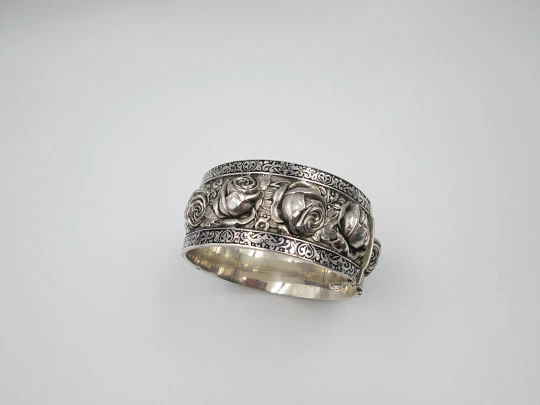 Women's wide bangle. Sterling silver. Roses on high relief and vegetable edge. Europe. 1970's Women's wide bangle. Sterling silver. Roses on high relief and vegetable edge. Europe. 1970's
