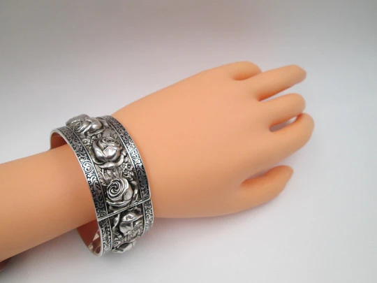 Women's wide bangle. Sterling silver. Roses on high relief and vegetable edge. Europe. 1970's Women's wide bangle. Sterling silver. Roses on high relief and vegetable edge. Europe. 1970's