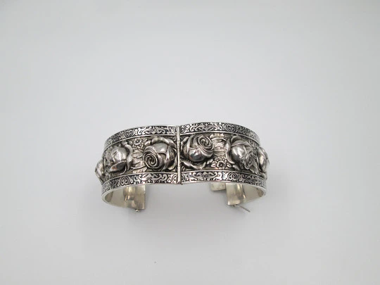 Women's wide bangle. Sterling silver. Roses on high relief and vegetable edge. Europe. 1970's Women's wide bangle. Sterling silver. Roses on high relief and vegetable edge. Europe. 1970's