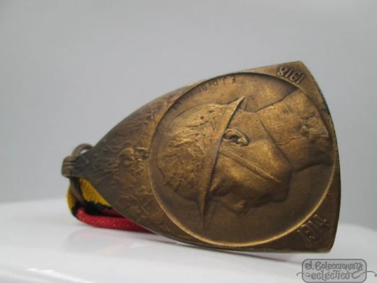 World War I medal. Bronze. Belgium. Circa 1919. Fabric tape