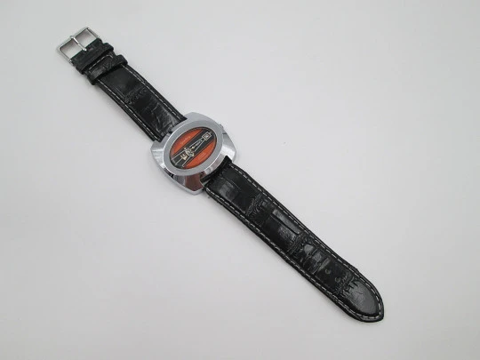 Yearling jump hours wristwatch. Chromed metal & steel. Manual wind. Date. 1970's