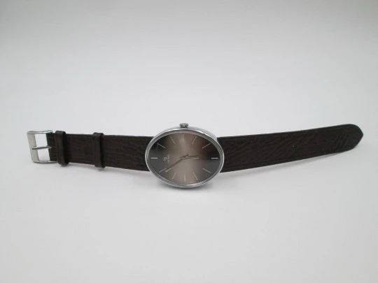 Yema. Chromed metal and steel. Manual wind. Iridescent dial. Oval shape. 1970's. France