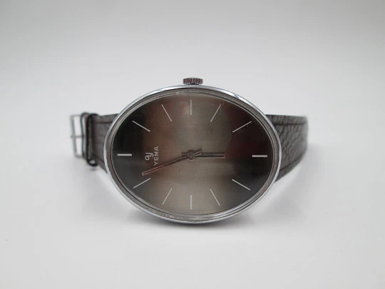 Yema. Chromed metal and steel. Manual wind. Iridescent dial. Oval shape. 1970's. France