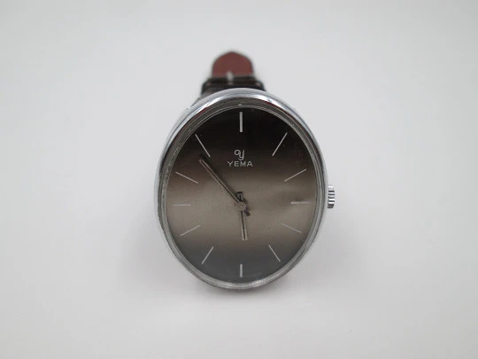 Yema. Chromed metal and steel. Manual wind. Iridescent dial. Oval shape. 1970's. France