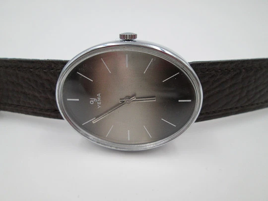 Yema. Chromed metal and steel. Manual wind. Iridescent dial. Oval shape. 1970's. France