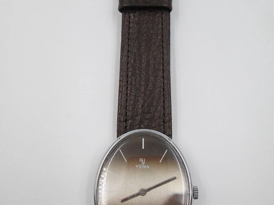 Yema. Chromed metal and steel. Manual wind. Iridescent dial. Oval shape. 1970's. France