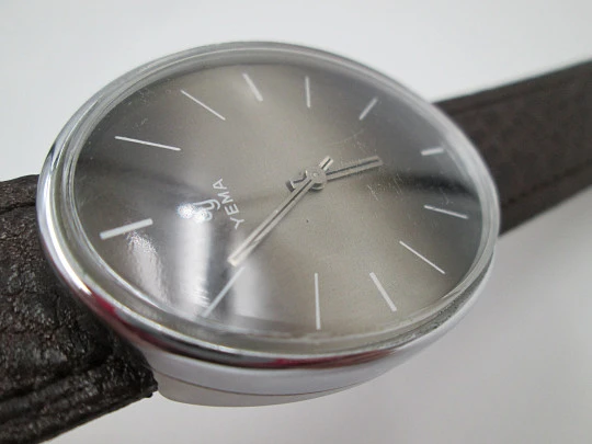 Yema. Chromed metal and steel. Manual wind. Iridescent dial. Oval shape. 1970's. France