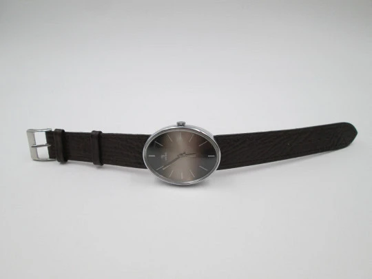 Yema. Metal cromado y acero. Cuerda manual. Dial tornasolado. Forma oval. 1970. Francia