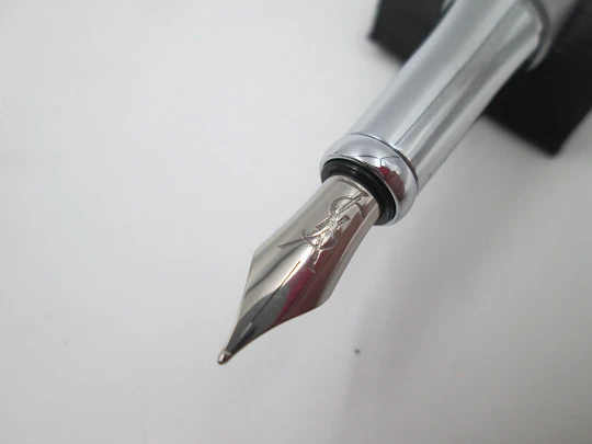 Yves Saint Laurent París fountain pen. Satin and chromed steel. Cartridge. 1980's